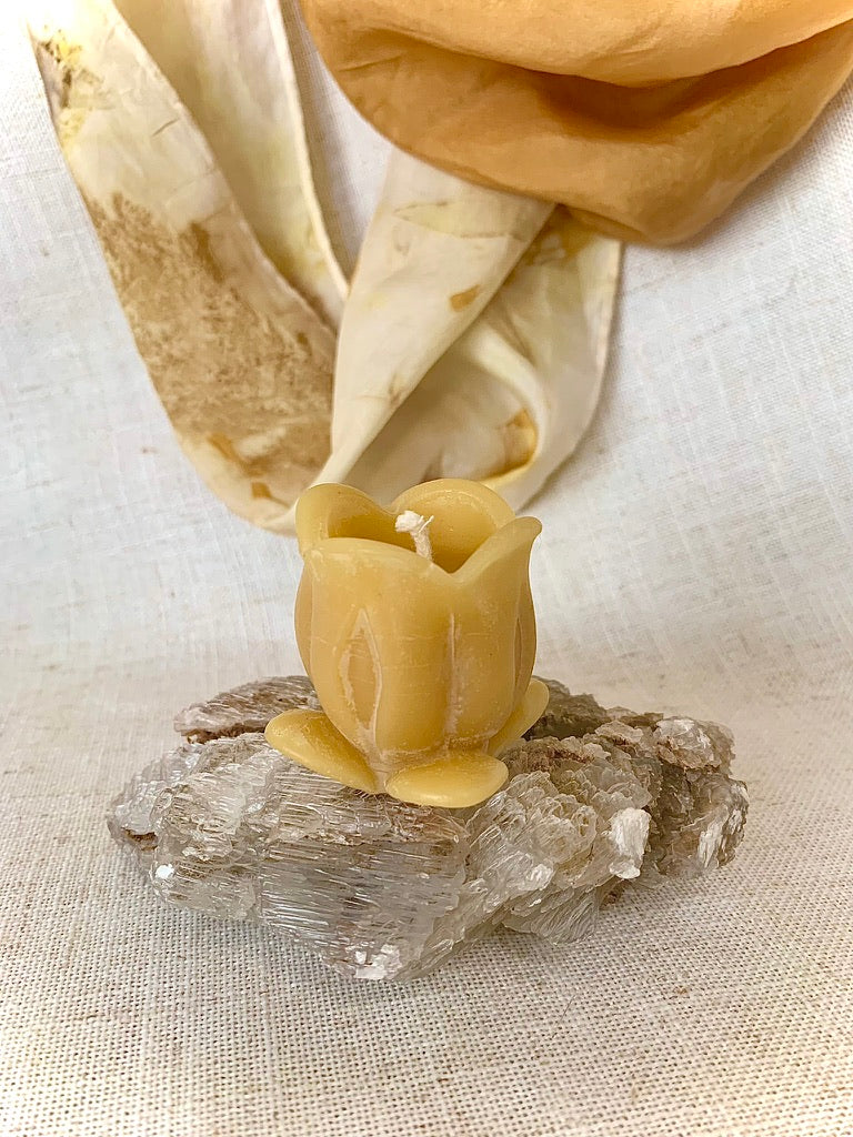 Small Lily Candle - 100% Beeswax