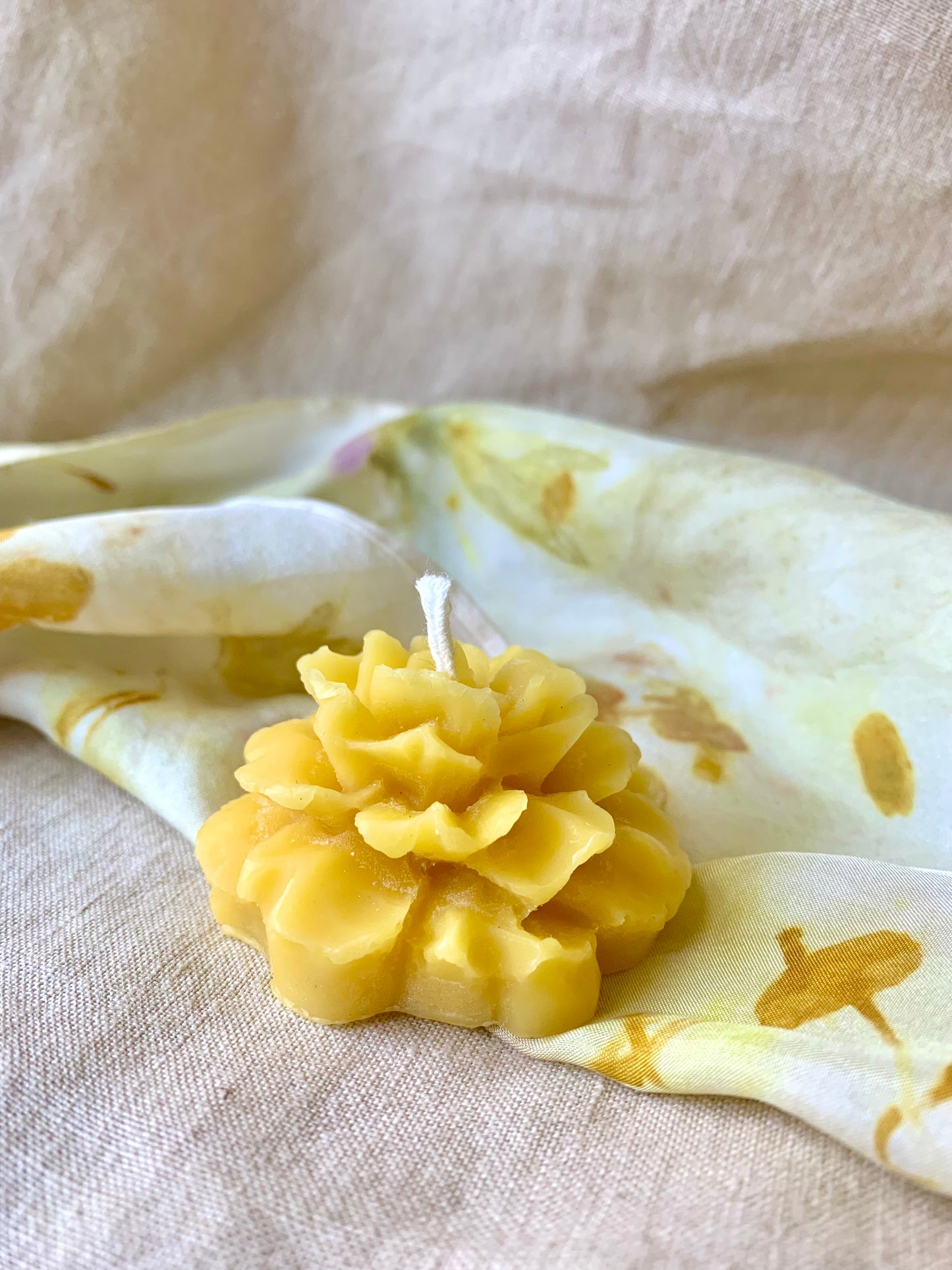 Carnation / Marigold Flower Tea light - 100% Beeswax Candle